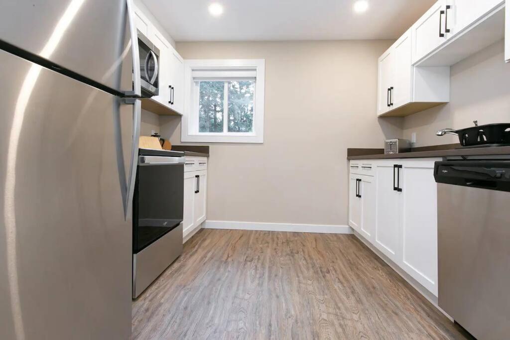 Newly Renovated 2 Bedroom Apt! * Victoria