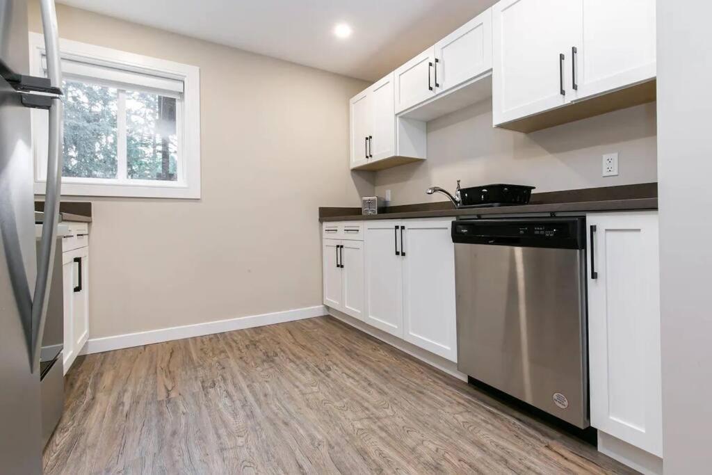 Newly Renovated 2 Bedroom Apt! Appartement Victoria