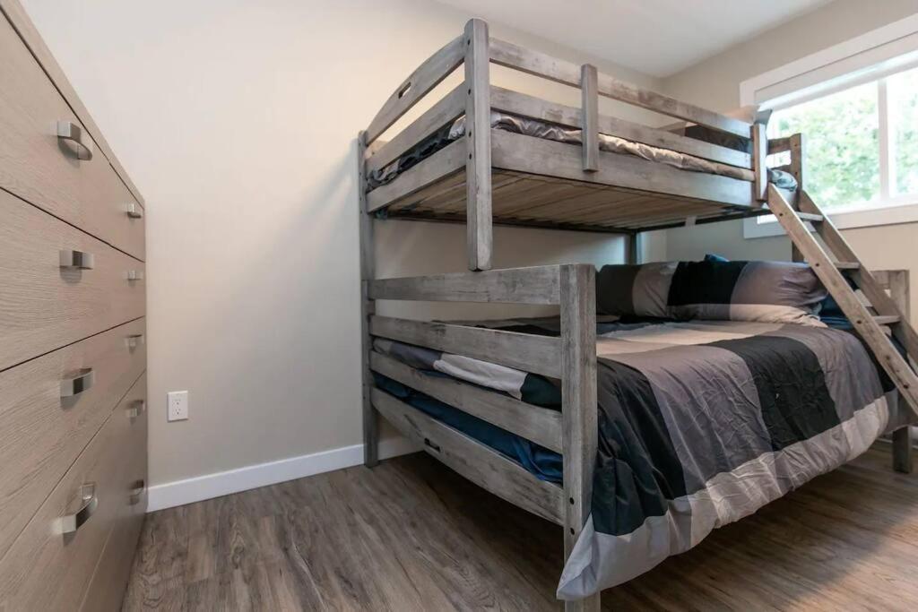Newly Renovated 2 Bedroom Apt! *
