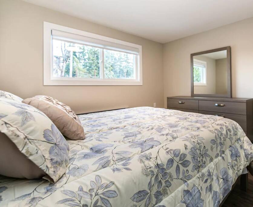 Newly Renovated 2 Bedroom Apt! *